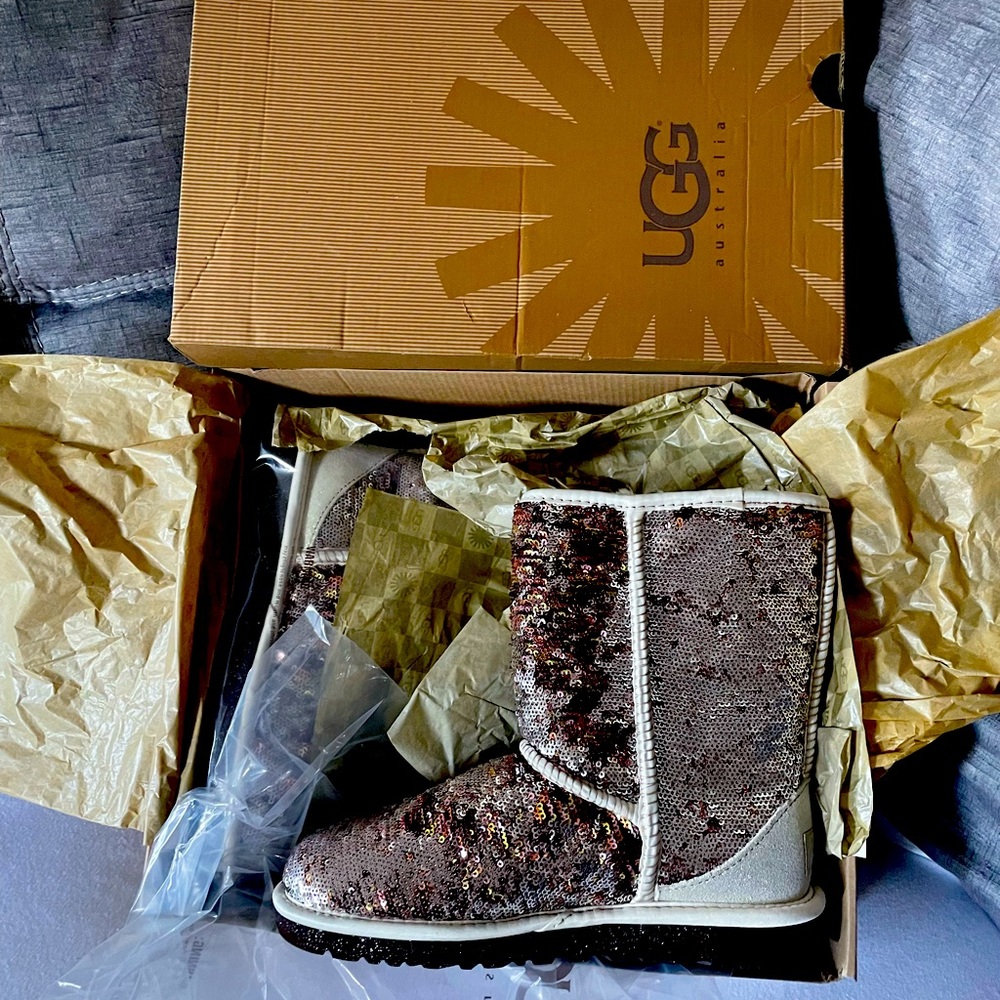 COPY - Ugg short classic sparkles champagne color size 6